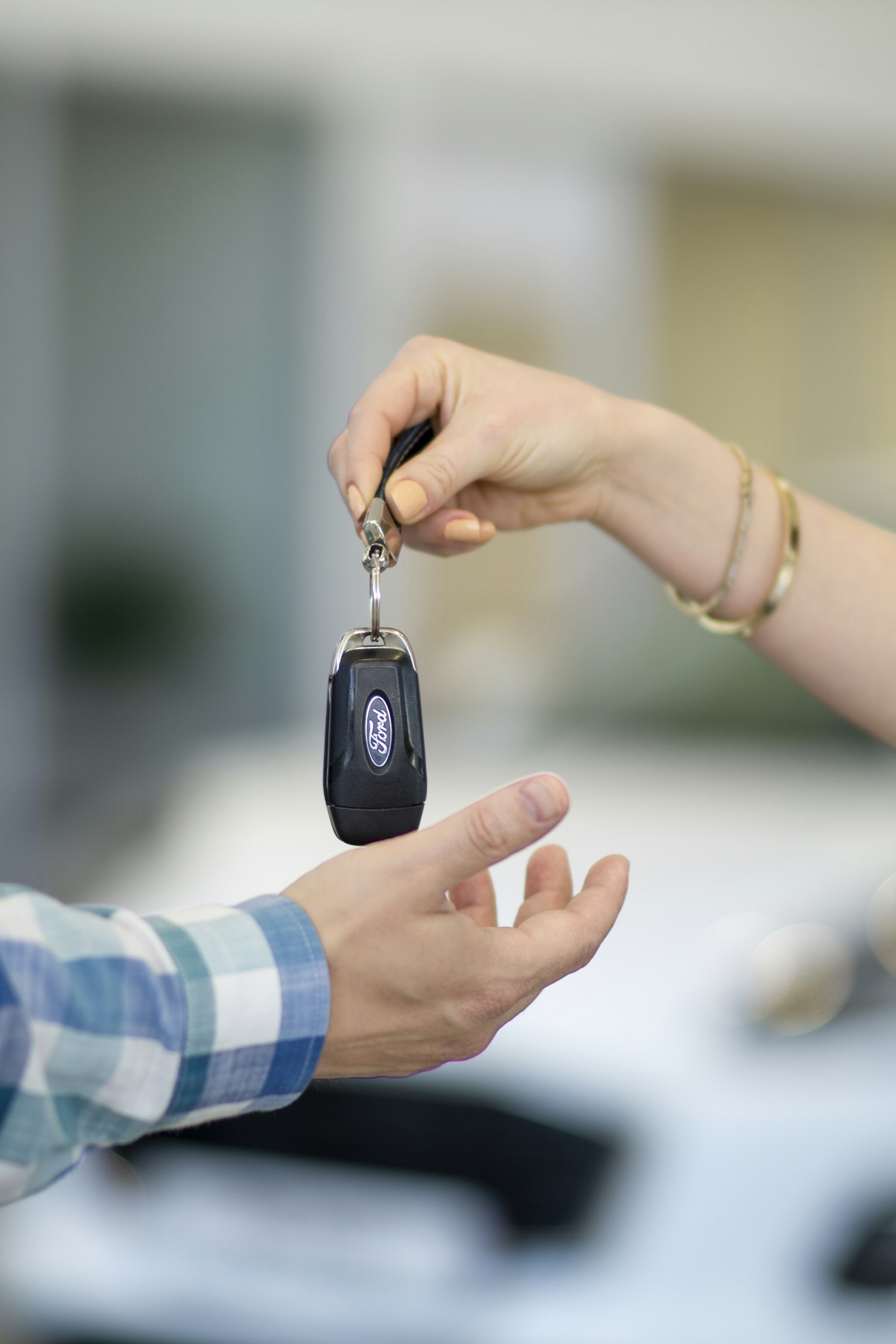 車のキーを手渡す瞬間 — 買取成立のシーン
